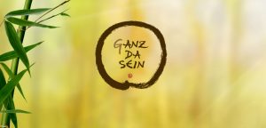 Ganz da sein Logo vor Bambus-Hintergrund